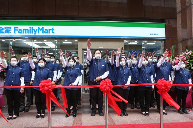 全家便利商店第4000家门市「板桥广荣店」29日开幕，门市数量达到新里程碑，以「社区化购物」为核心概念的全新店型亮相，也象徵接下来超商门市的服务又将有新变革。（邓博仁摄）