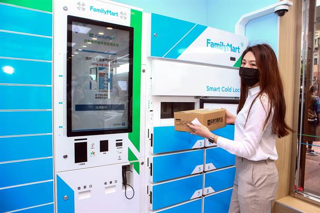 全家便利商店第4000家门市「板桥广荣店」31日开幕，门市数量达到新里程碑。全家首创在超商门市导入全智能可自助寄、取、收送的EC双温寄取柜，提供常温、冷冻两种温层。（邓博仁摄）