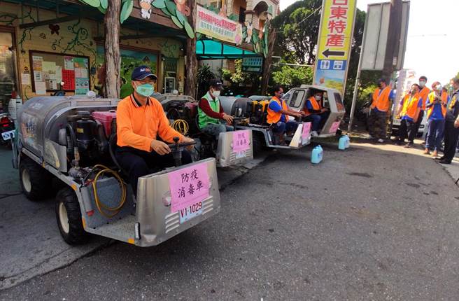 台东县疫情持续升温，卑南乡青农将用喷雾车变身防疫车，深入小巷 进行清消。（庄哲权摄）