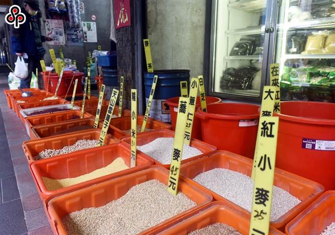 近年因为新冠肺炎疫情、塞港，近日更应俄乌战事、多国再祭出贸易限制，使大宗原物料价格狂飙。（报系资料照）