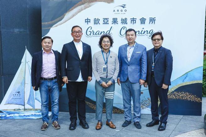 （位于台中七期的中歆亚果城市会所今日开幕！中歆亚果总经理陈福臺(中)表示，将提供给中部会员一场城市里的海洋盛宴。图／业者提供）