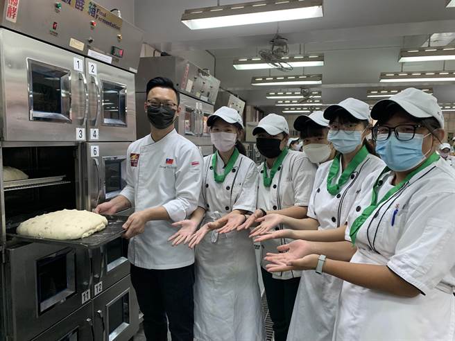 2018年世界麵包大赛团体组银牌得奖者成员谢忠佑(左)，返回母校侨泰中学指导学弟妹。(林欣仪摄)