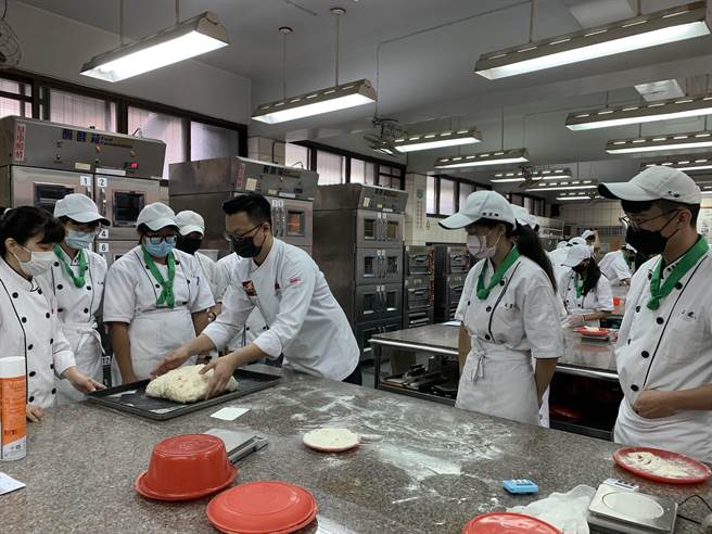 2018年世界麵包大赛团体组银牌得奖者成员谢忠佑(左)，返回母校侨泰中学指导学弟妹。(林欣仪摄)