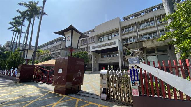 大学申请入学一阶结果出炉，台中女中建议考生，谨慎思考，尽早评估决定是否参加分科测验。（陈淑芬摄）