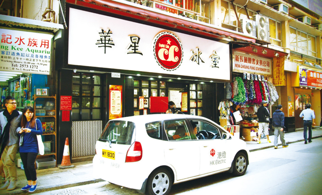 在《漫步電影》（例談，2007）中，影評人李東振追憶張國榮時，提到了走訪餐廳的事。(圖/尖端出版社提供)