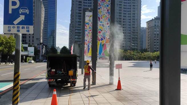 台中婚宴群聚不断扩大，市府也派消毒车紧急清消。(图／台中市政府提供)