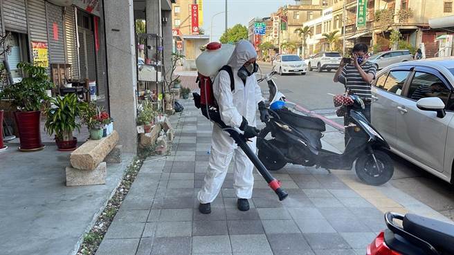 台中婚宴群聚延烧7县市，金门外岛也有1人确诊、匡列26人，下午在足迹地点再进行环境清消作业。（金门县府提供）