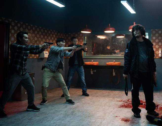 李铭忠扮丑演出凶狠残暴杀手直呼享受。（威视提供）