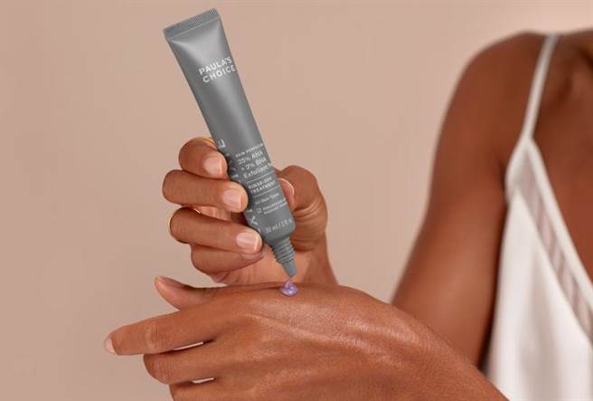 寶拉珍選「25％果酸＋2％水楊酸煥膚面膜」融合水楊酸深度毛孔代謝和果酸表層補水效用，讓臉部肌膚煥然一新。（寶拉珍選提供）