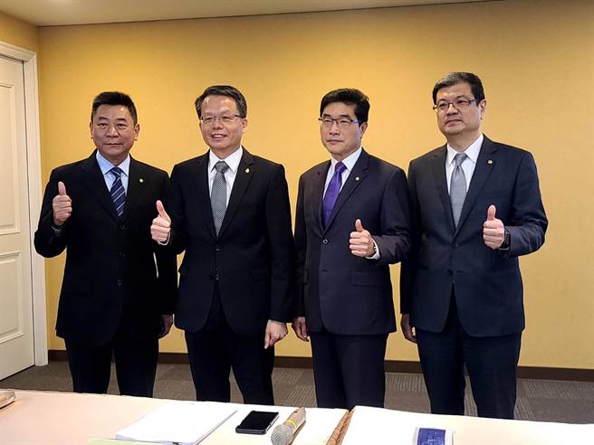左起為長榮航發言人陳耀銘、總經理孫嘉明、副總廖至維、財務長蔡大煒。（黃琮淵攝）