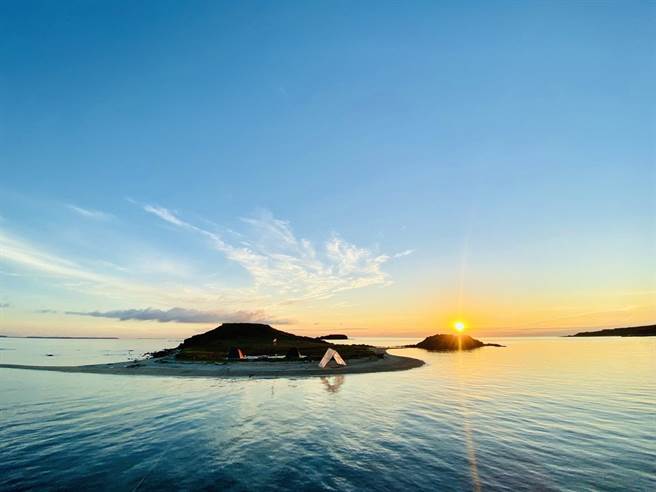 在無人島上露營，欣賞美麗的日出與日落。（Klook提供）