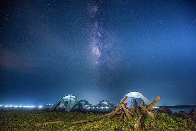澎湖無人島在星空下露營，聆聽浪漫的海浪聲入眠。（Klook提供）