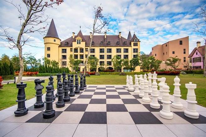 「花蓮」瑞穗的「瑞穗天合國際觀光酒店」佔地2萬坪，黃色城堡建築十分吸睛，彷彿一秒到歐洲！(圖片由Booking.com提供)。