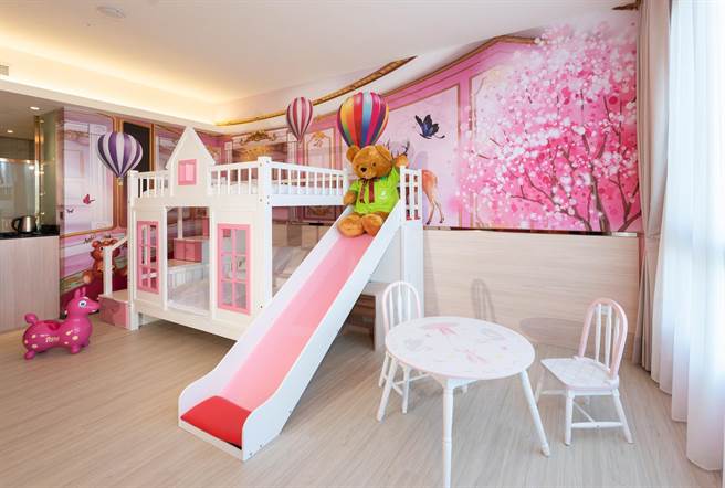 「禾風新棧度假飯店」特別將親子房型的上下床舖打造成城堡造型溜滑梯，就像孩子的專屬遊樂園。(圖片由Booking.com提供)。