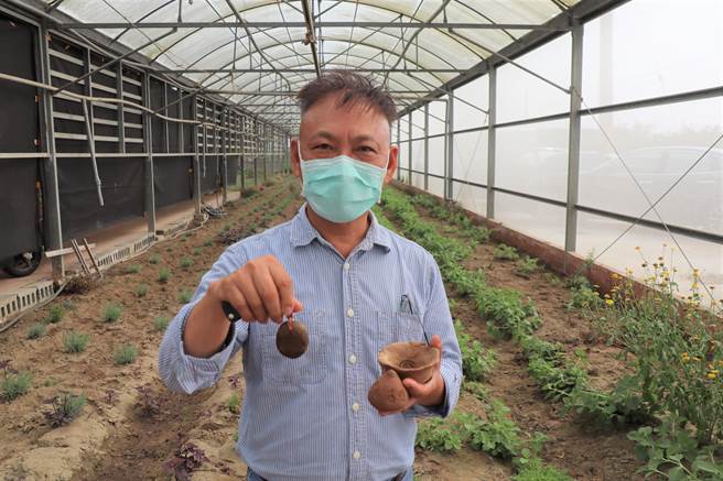 下营香草种植业者陈威任分享如何利用香草设计香氛吊饰、摆饰DIY体验项目。（刘秀芬摄）