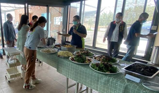 下营香草种植业者示范如何以香草入菜，增加餐点特色。(台南市下营区公所提供／刘秀芬台南传真)