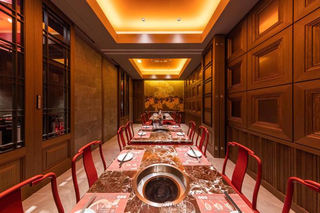 「麻辣45台中中港店」新开幕，店内设置2间8人独立包厢，包厢之间可打通使用。（乾杯集团提供）