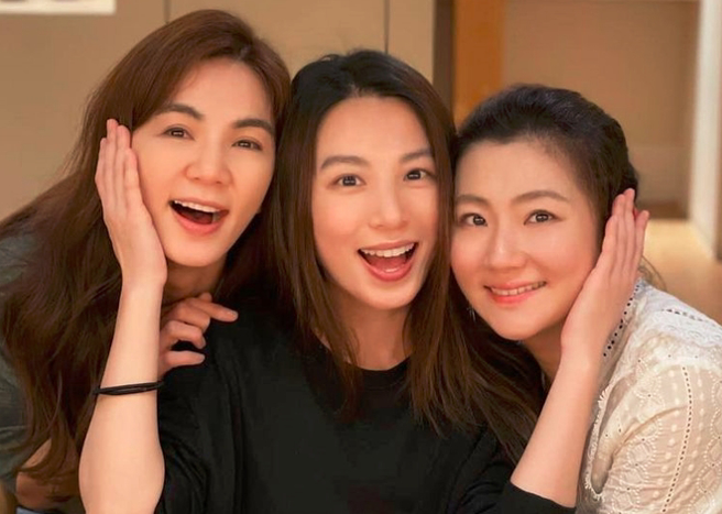 Selina任家萱(右起)、Hebe田馥甄、Ella陈嘉桦为庆祝Hebe生日再度亲密合体。（图／取自田馥甄IG）