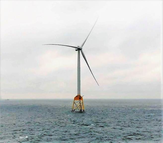 離岸風電大廠沃旭能源今發布喜訊，大彰化風場第1支風機正式完成，力拚年底發電。(圖／沃旭能源提供)
