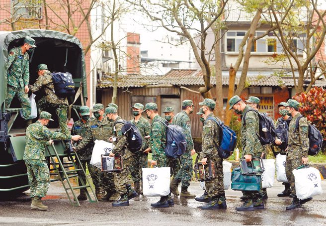 对于大学生压倒性反对恢復1年兵役，前空军副司令张延廷开骂「抗中保台却不想当兵，天底下哪有这种好事」。(示意图／陈怡诚摄)