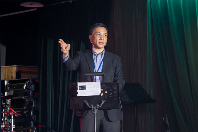 东友科技董事长黄育仁于发表会上比出三手势意示你可以我可以我们可以。（东友科技提供）