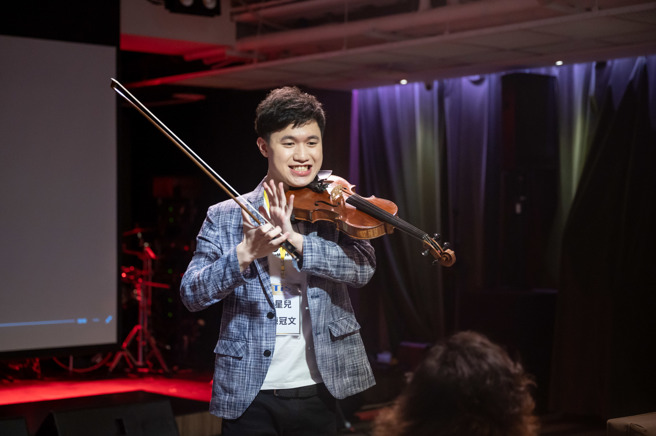 星儿音乐家陈冠文于东友科技发表会上演出。（东友科技提供）