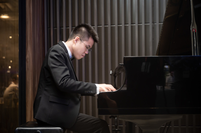 星儿音乐家王荣坚于东友科技发表会上演出。（东友科技提供）