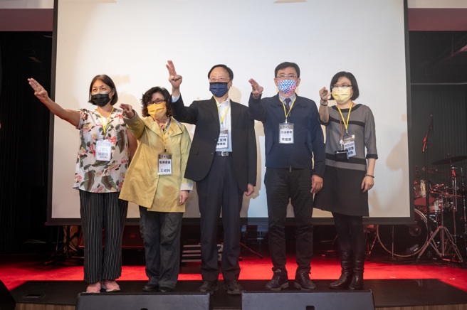 江宜桦、王幼玲、黄国书、陈惠玲于东友科技发表会上比三手势意示你可以我可以我们可以。（东友科技提供）