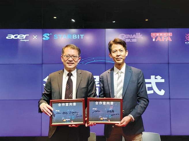 宏碁集团旗下子公司Acer Gadget倚天酷碁，携手STARBIT思伟达于30日签署合作意向书，共同打造全新娱乐、流行、艺术的元宇宙世界Jcard 2.0。图左起倚天酷碁总经理锺逸钧、思伟达执行长邓万伟。图／翁毓岚