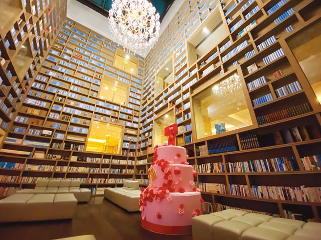 七周年巨型慶生蛋糕於光陰部落藏書閣展示，賓客只要與大蛋糕拍照打卡且分享於FB、IG，可換取「開心果馬卡龍」乙盒。圖／北投大地酒店提供