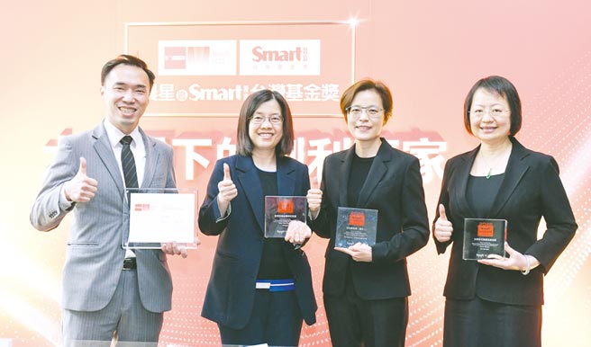 野村投信總經理馬文玲（左二）攜投資團隊野村鴻利基金經理人姚郁如（右一）、野村優質基金經理人陳茹婷（右二）、野村中小基金經理人許敬基（左一）共享榮耀。圖／王德為