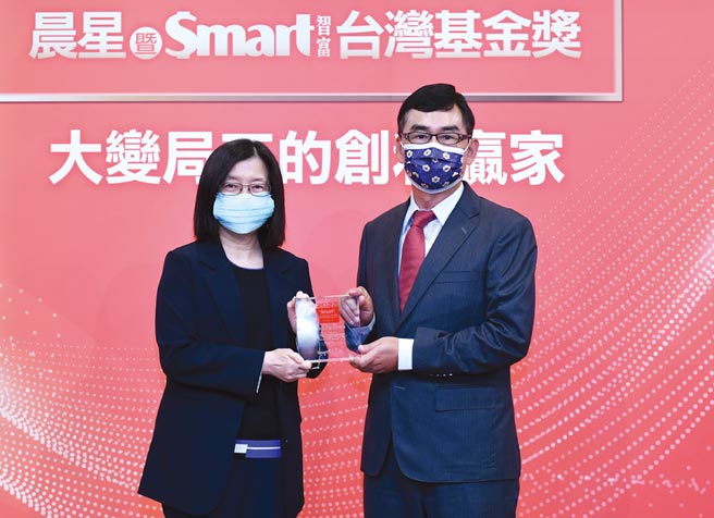 晨星暨Smart智富台湾基金奖30日举行颁奖典礼，野村投信获股票型基金团队研究奖，总经理马文玲（左）代表受奖。图／王德为