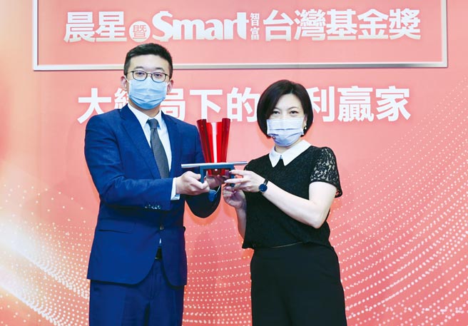 中租投顾总代理资本集团获颁2022年晨星最佳基金公司奖。(左)中租投顾副总经理苏皓毅(右)晨星台湾区负责人曾淑云。图/王德为