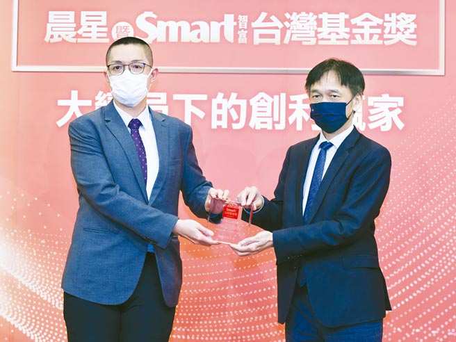 先机环球动态债券基金获奖，由台湾总代理富盛证券投顾产品部门主管廖伯修（左）领奖。图／王德为