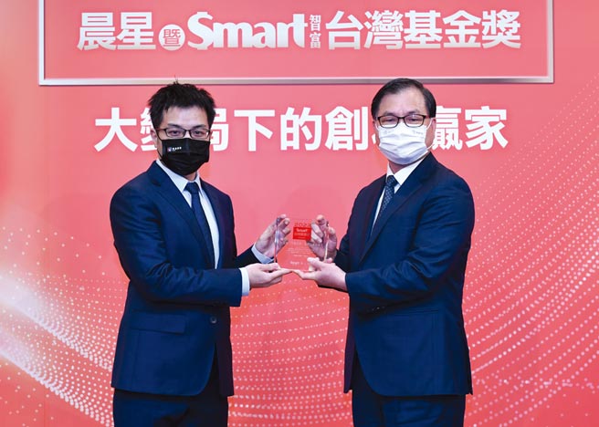 晨星暨Smart智富台灣基金獎30日舉行頒獎典禮，凱基台商天下基金經理人吳志文（左）於晨星暨Smart智富台灣基金獎典禮受獎。圖／王德為