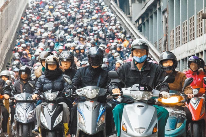 因应减碳需求，政府订定2040年新售小客车、机车将100％电动化。图为台北桥机车阵。（本报资料照片）