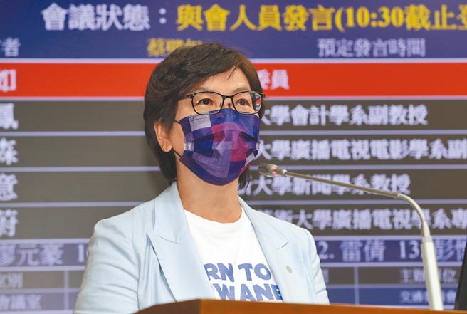 民眾黨立委蔡壁如再度提出質疑，根據調查發現，鏡週刊至少39人在鏡電視領錢，質疑這不是違法嗎？難道不用撤照嗎？（劉宗龍攝）