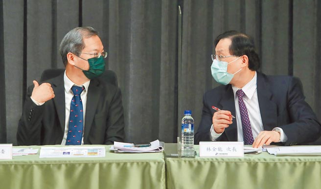 国发会30日邀集相关部会代表召开台湾2050净零排放路径及策略说明记者会，国发会主委龚明鑫（左）主持会议，与出席的经济部次长林全能（右）互相交换意见。（郑任南摄）