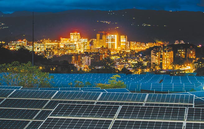 專家認為，檢視國際能源署（IEA）淨零路徑規畫，再生能源占比達88％，且我國規畫還包括進口氫能，「這也是國際上最不建議使用的方式」。圖為架設在公園的太陽能設施。（本報資料照片）