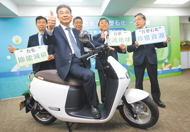 台塑企业30日宣布，规画投入4.5亿至7.2亿元，补助员工买电动机车。图为总管理处总经理林善志（前排中）与台化执行副总李青芬（后排左起）、南亚资深副总施宗岳、台塑资深副总林胜冠、台塑石化资深副总许德雄。（张铠乙摄）