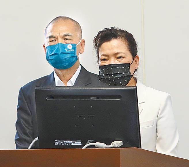 立院經濟委員會續審111年度中油預算，列席的經濟部長王美花（右起）、中油總經理兼代董事長李順欽答覆立委提問。（劉宗龍攝）