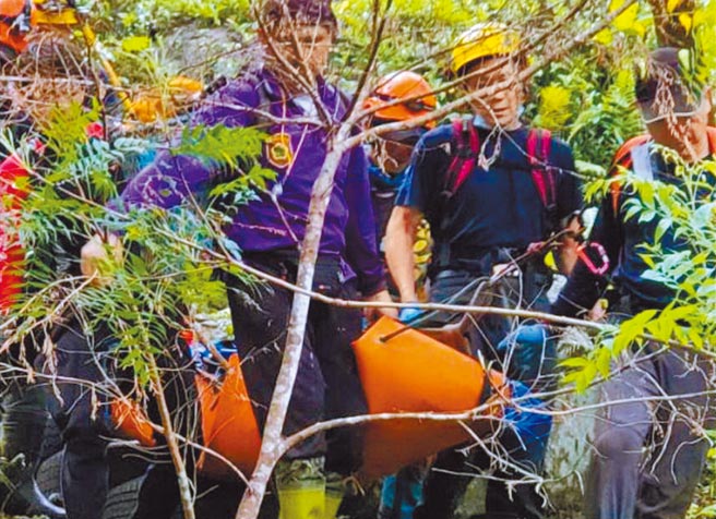 搜救人員30日尋獲登山失聯的和碩聯合科技公司前副總裁蔡進國，合力將遺體搬運下山。（民眾提供／王揚傑新北傳真）
