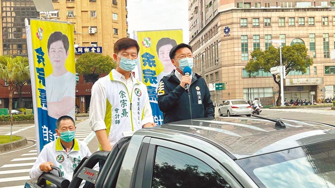 民进党涌言会立委赵天麟（右）30日为高市前镇小港区议员参选人余宗熹（左）站台。（柯宗纬摄）