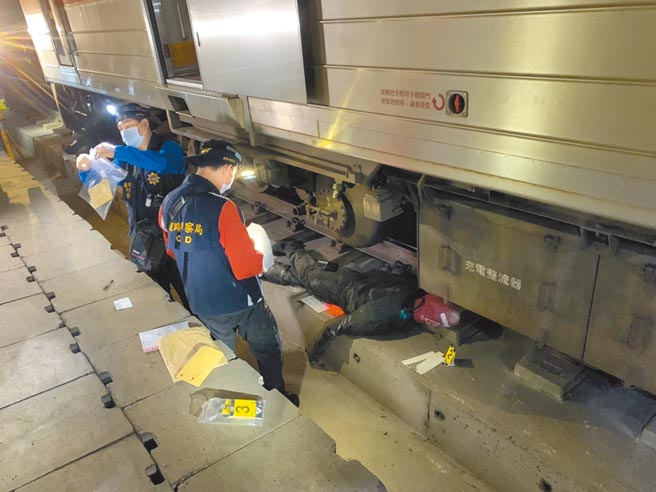 花蓮縣消防局在事故過後近1年期間，首次在29日深夜模擬演練列車出軌（見圖），大量傷亡救援狀況，藉此提升未來應變能力。（鐵警花蓮分局提供）