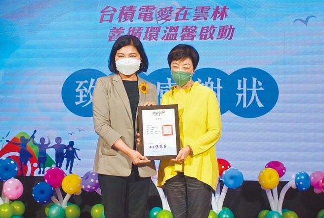 「台积电慈善基金会」董事长张淑芬（右）访云林，各界关注台积电是否在云林设厂。（张朝欣摄）