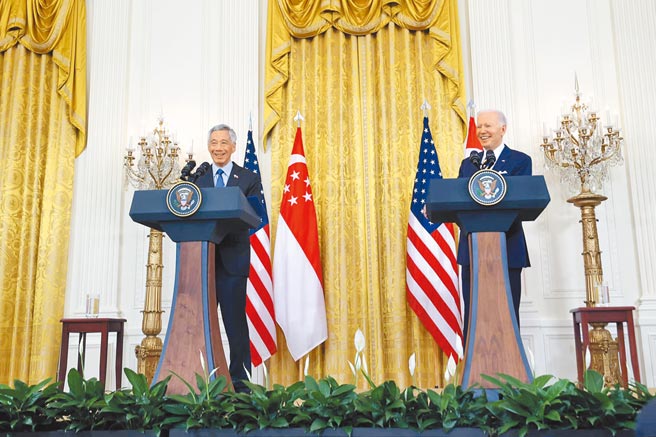 新加坡總理李顯龍（左）當地時間3月30日在白宮與美國總統拜登（右）會晤。其後雙方召開共同記者會。（摘自新加坡總理李顯龍臉書）