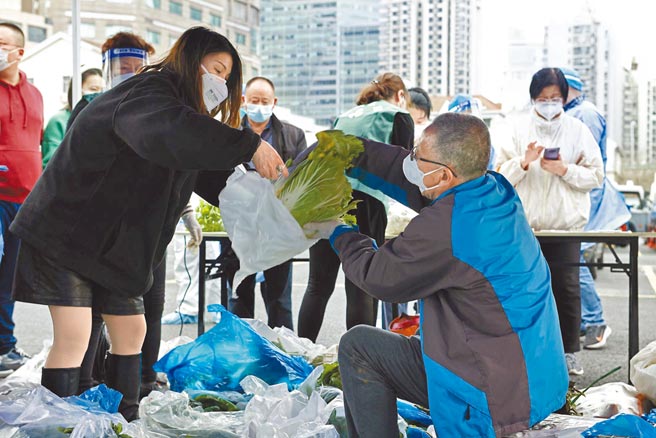 上海浦东与浦西轮流封控，图为在上海市黄浦区新昌路凤阳路停车场内，新开设的临时「马路菜场」解决居民买菜难的问题。（中新社）