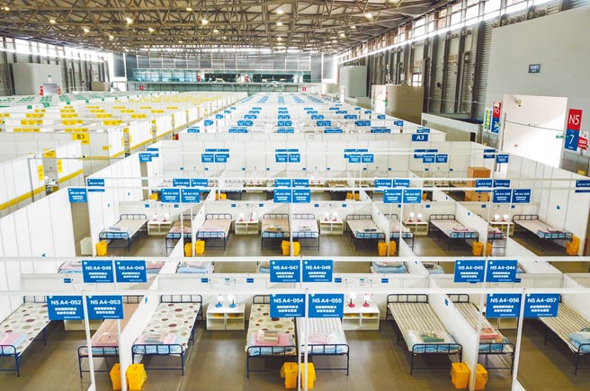 近日上海确诊病例和无症状感染者增加。位于上海浦东新区的新国际博览中心正紧张施工，将成为上海又一家收治轻症和无症状感染者的集中隔离点。（新华社）