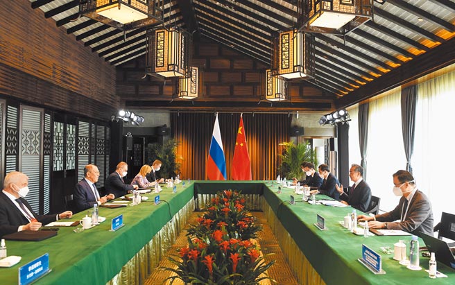 中国国务委员兼外长王毅与出席第三次阿富汗邻国外长会议的俄罗斯外长拉夫罗夫30日在安徽屯溪举行会谈，确认双方关系不变。（摘自中国外交部网站）