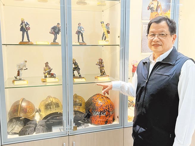 新北市消防局副局長陳崇岳把收藏展示在消防局大樓7樓，分享給同仁欣賞。（王揚傑攝）